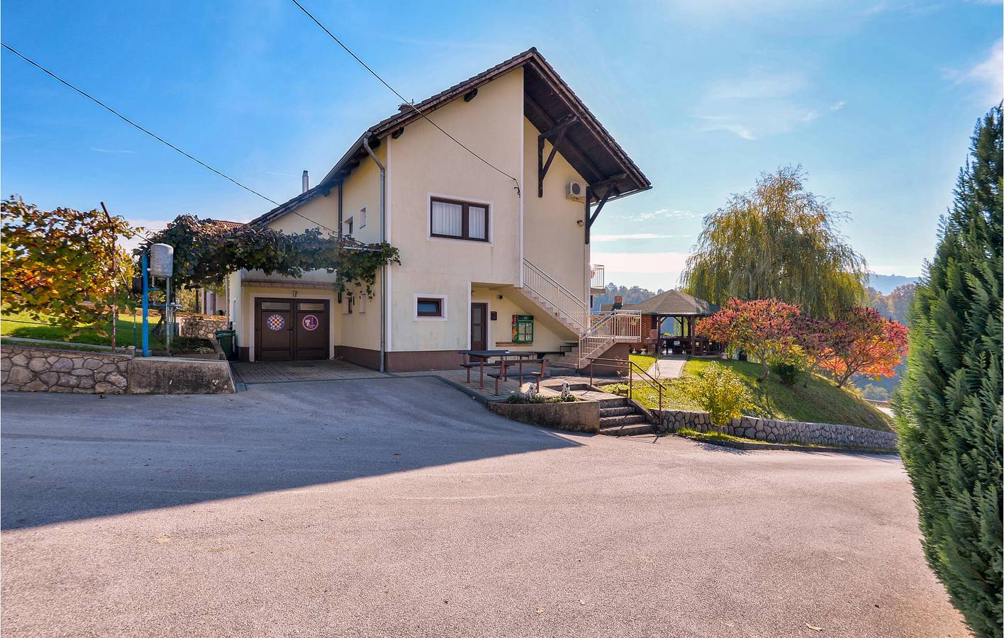 Charmante 240 m² große Ferienwohnung mit Pool, WLAN und Parkplatz in der Nähe des Zentrums von Slunj in Slunj, Karlovac und Umgebung