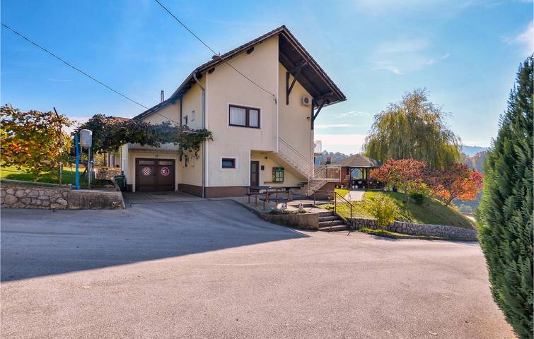 Ferienhaus für 16 Personen, mit Terrasse und Ausblick sowie Garten - 1