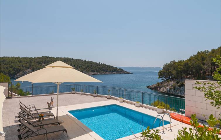 Charmantes Apartment, 2 km vom Strand entfernt: Geräumiges Apartment mit Pool und Terrasse in Milna, Brac