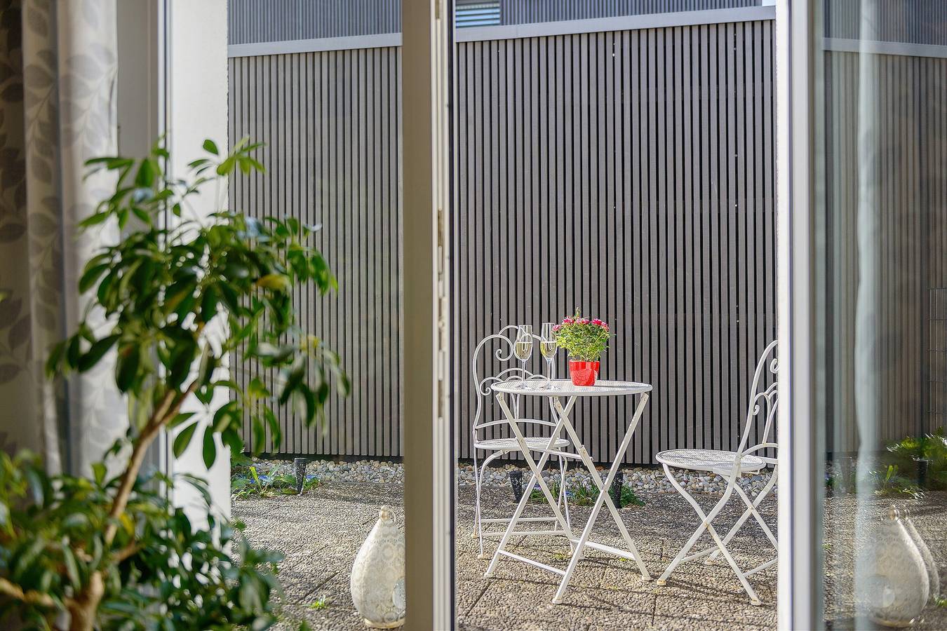 Ganze Wohnung, Ferienwohnung "Rosenrot" am Bodensee mit Wlan & Terrasse in Überlingen, Region Bodensee-Oberschwaben