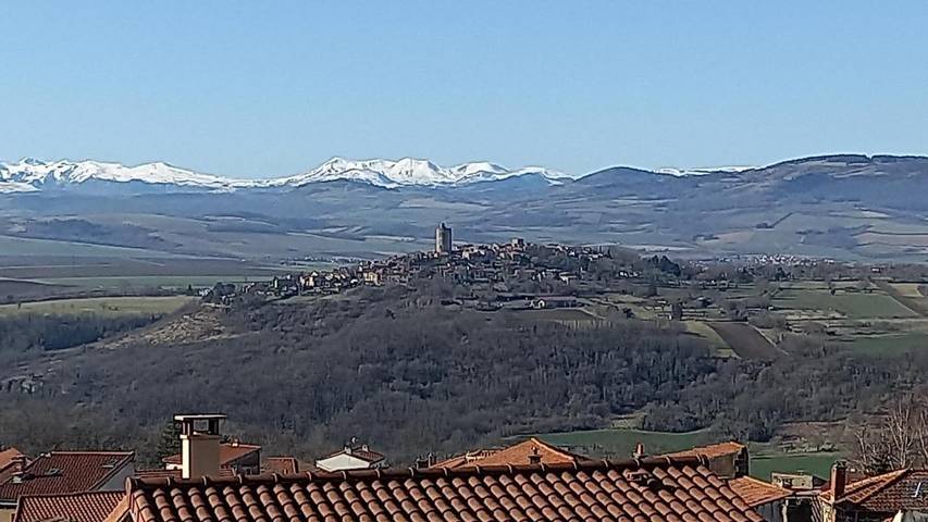 Location de vacances pour 6 personnes, avec jardin et vue, adapté aux familles à Parent