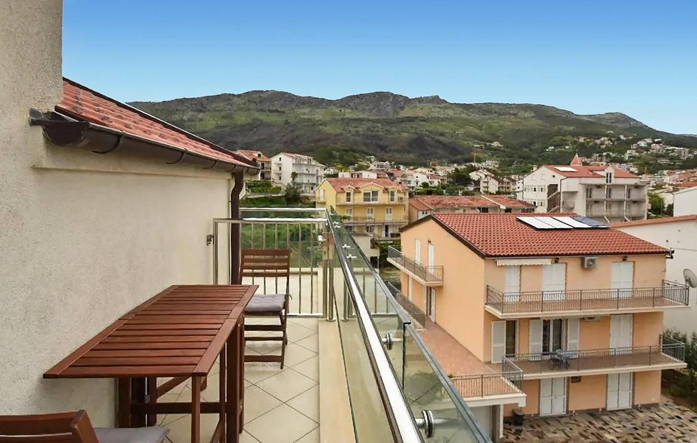 Ganze Ferienwohnung, Charmantes Apartment mit Terrasse, WLAN und Parkplatz in der Nähe des Strandes Strobec in Stobrec, Split-Dalmatien