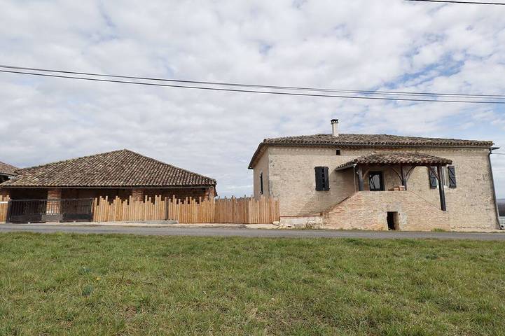 Location de vacances pour 8 personnes, avec Terrasse et Jardin à Castelnau-Montratier