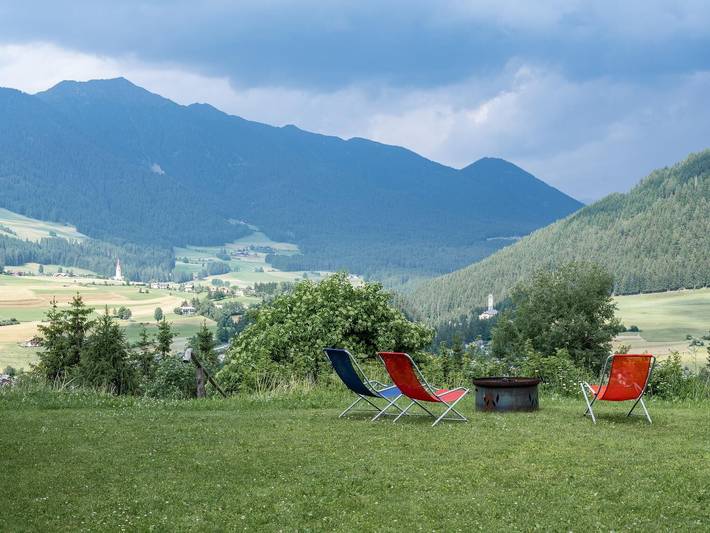 Appartamento intero, Lettnerhof - Suite Familiare con Balcone, Vista Montagna, Wi-Fi, Immersa nel Verde in Welsberg-Taisten, Dolomiti Orientali