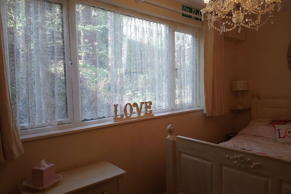 'Woodside Lodge' with private indoor pool. Secluded location, near to Ryde town. in Ryde, Isle of Wight