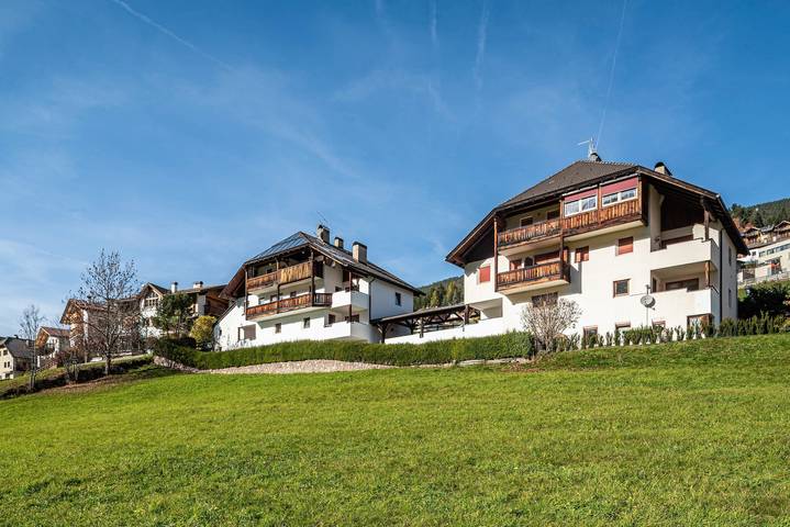Hel lägenhet, Apartment "Villa Erina C3" with Mountain View, Terrace & Wi-Fi in Urtijëi, Dolomiti Superski