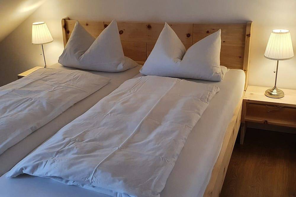 Ganze Wohnung, Ferienwohnung südlich von München  Zugspitzblick, Zirbenholzmöbel, Fahrradweg in Königsdorf, Tölzer Land