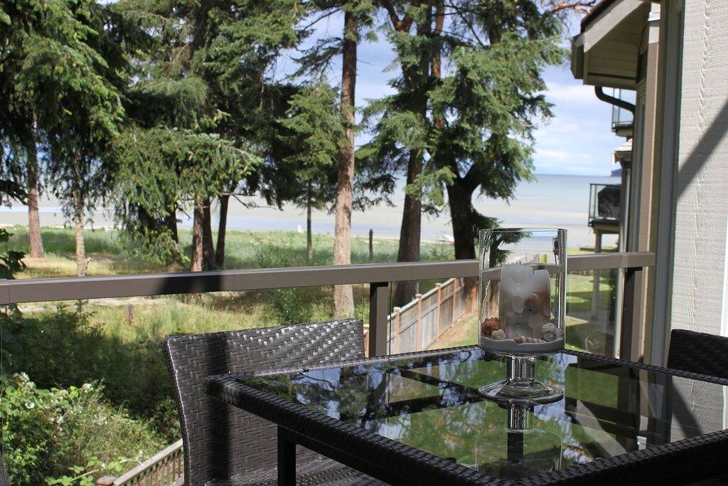 Beachfront-Rathtrevor Deluxe 3 Schlafzimmer, 2 Bäder Wohnung. in Parksville, Regional District of Nanaimo