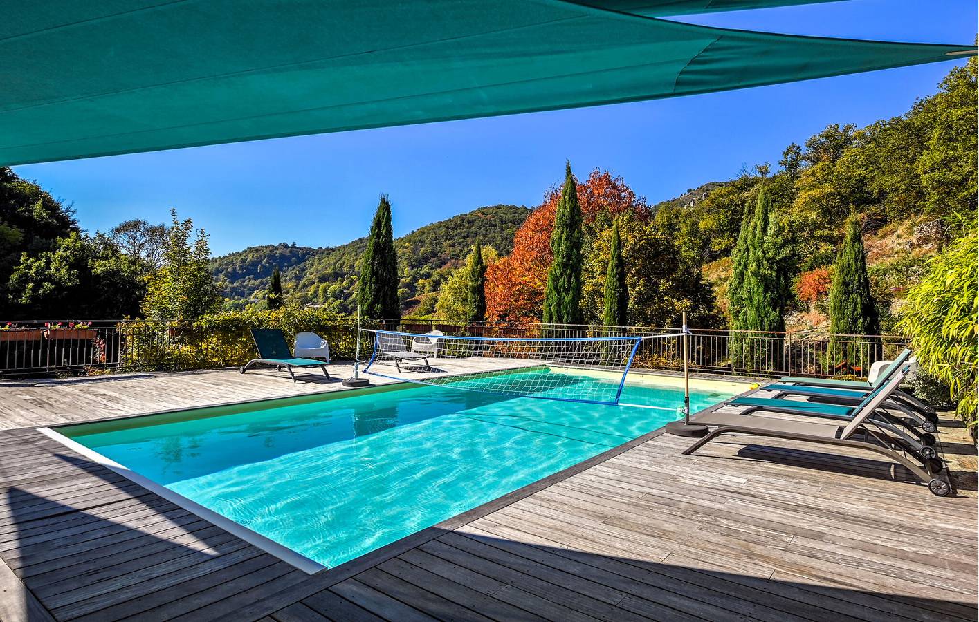 Appartement confortable avec piscine et jacuzzi extérieur près d'Antraigues-sur-Volane in Genestelle, Parc naturel régional des Monts d'Ardèche