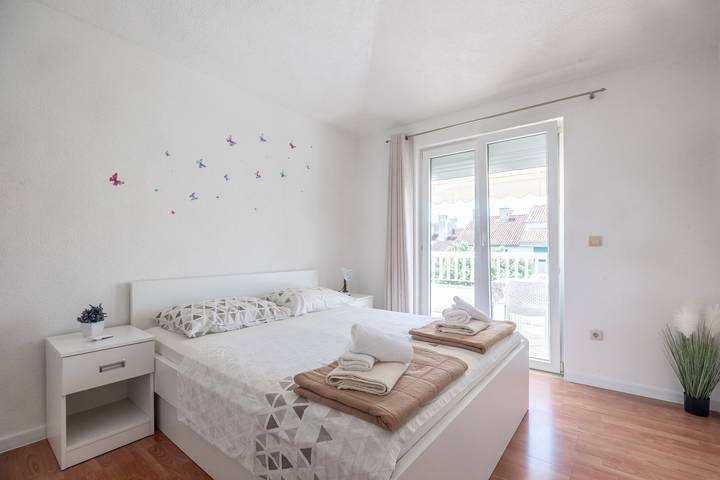 Ferienwohnung für 4 Personen, mit Balkon und Ausblick in Makarska - 4