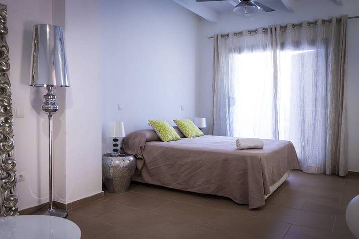 Location de vacances pour 6 personnes, avec piscine ainsi que jardin et terrasse à Cala Tarida - 2