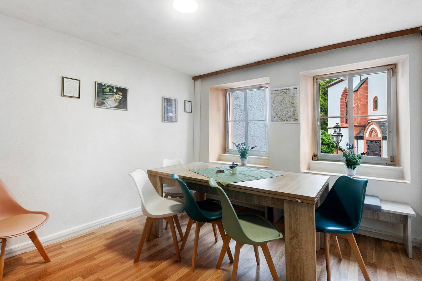 Ferienhaus 'Zum Burgfried' mit 3 Küchen, 10 Schlafzimmern und Wi-Fi in Neuerburg, Eifelkreis Bitburg-Prüm