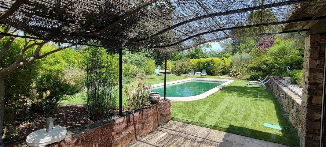 Gîte pour 4 personnes, avec vue ainsi que piscine et jardin, animaux acceptés