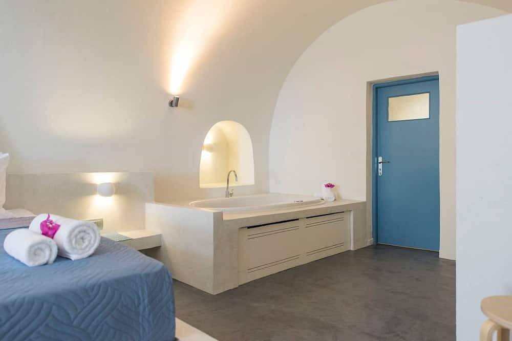 Entire apartment, Illusion Cave Suite (Sea View) in Firostefani, Thera