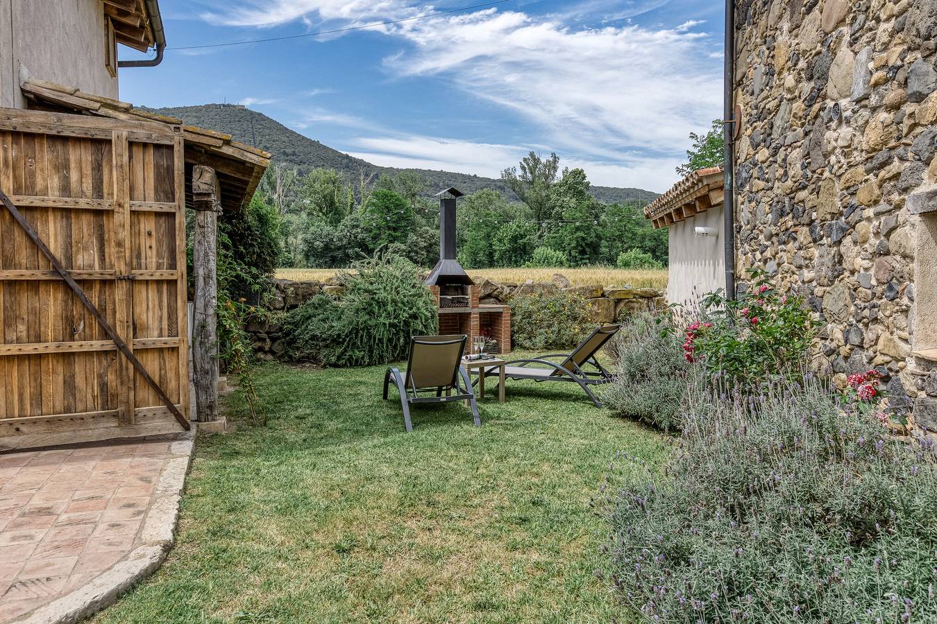 El Graner y El Niu – dos casas que forman un único espacio para disfrutar juntos in Montagut y Oix, Garrotxa