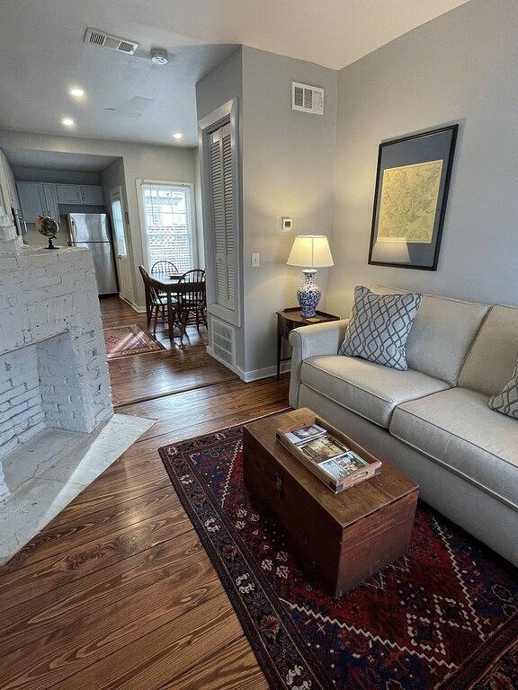 Historic King Bed Cottage, Pvt Parking, Pvt Patio, Flexible Cancellations in Savannah, Chatham County