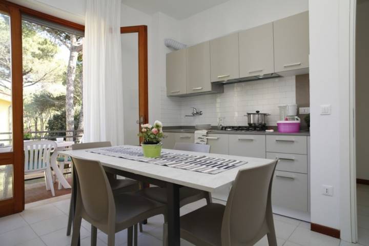 Vakantiewoning voor 6 personen, with Balkon/Terras and Tuin as well as Uitzicht in Lignano Pineta