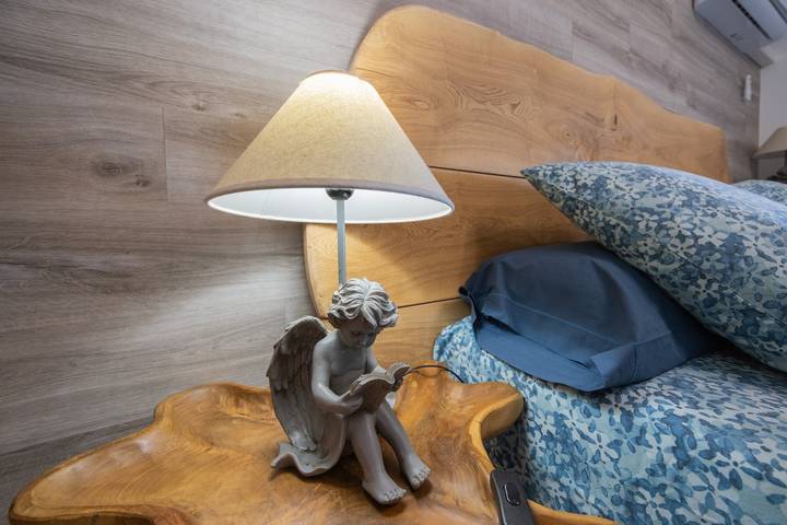 Guest Room 'Chambre Michaël': Mountain View, Shared Garden, Air Conditioning in Singles, Volcans d'Auvergne Regional Nature Park