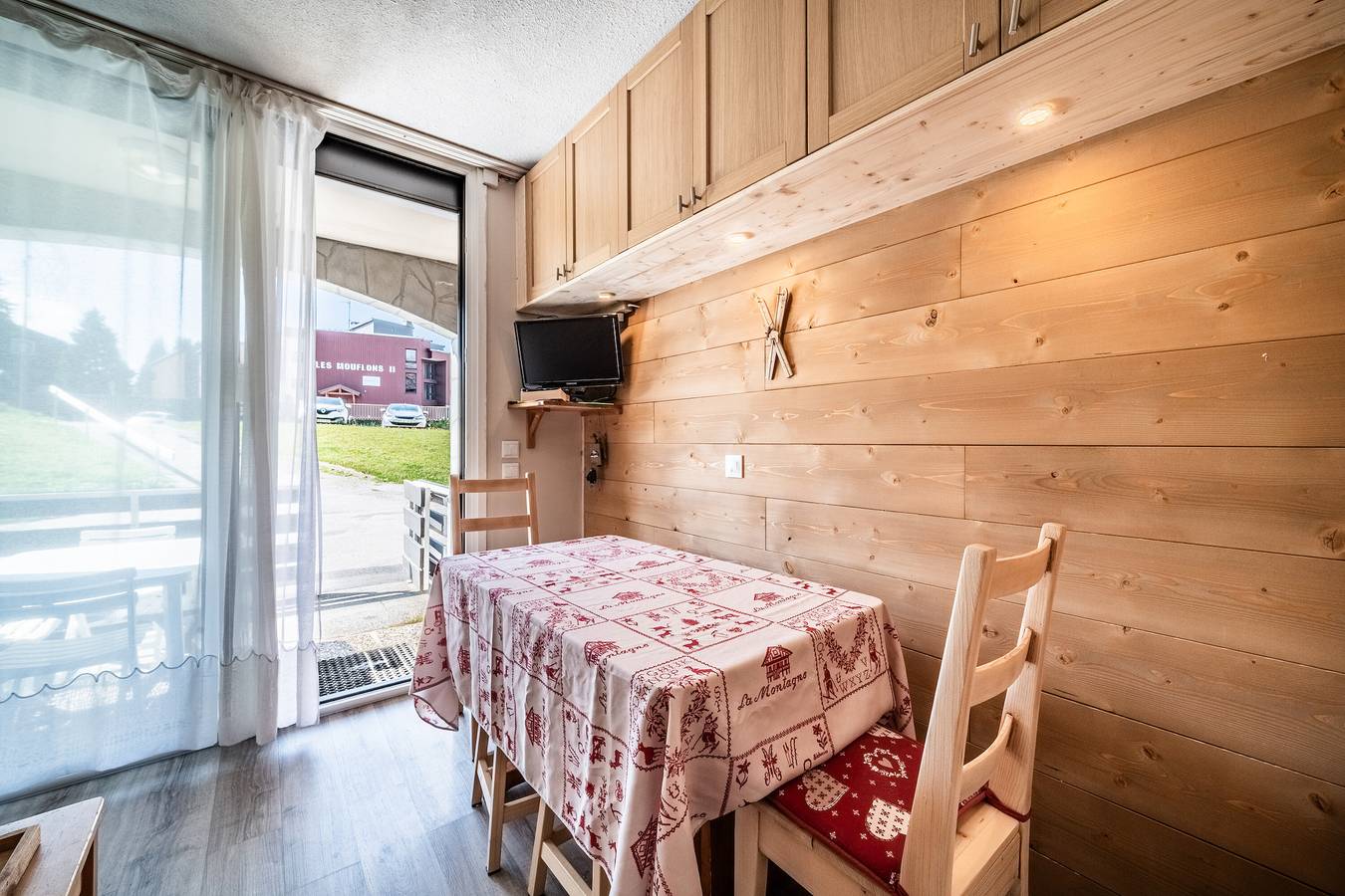 Apartamento entero, Apartamento 'Les Pralyssimes' con vistas a las montañas, terraza privada y Wi-Fi in Le Praz de Lys, Taninges
