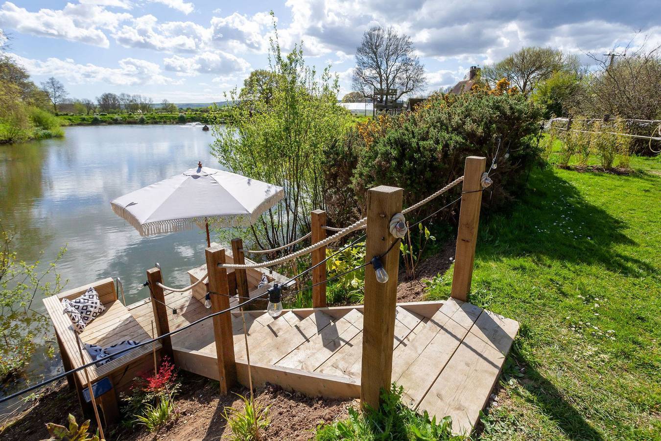 Romantic Lakeview Dome in Henfield, West Sussex