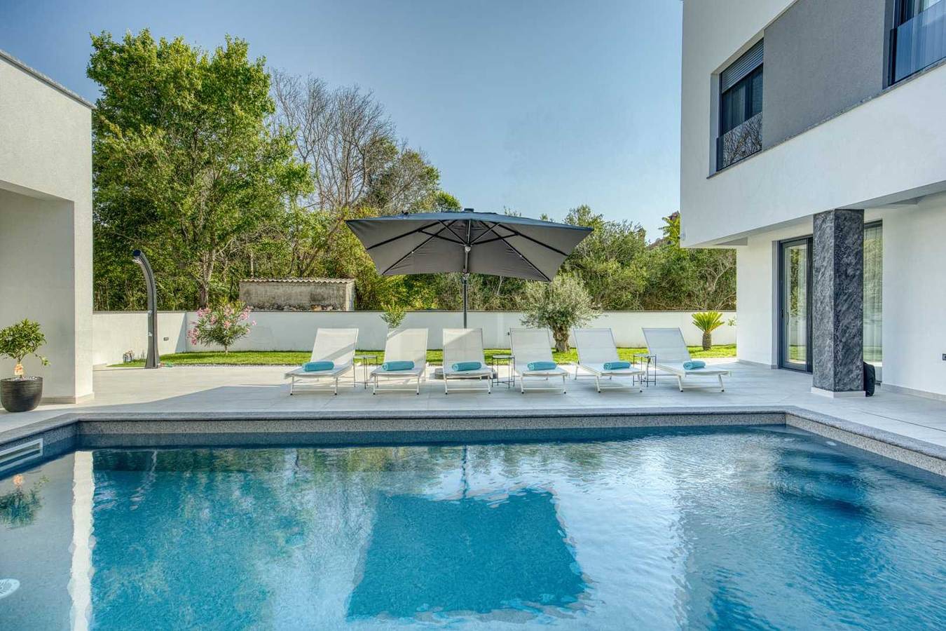 Crowonder Villa Elena with Two Swimming Pools and Sauna in Petrčane, Région de Zadar