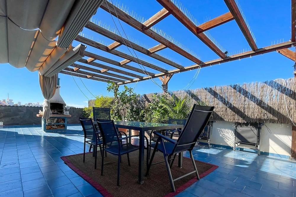 Entire apartment, Modern Penthouse w/ Pool + Roof Terrace by Hostem in Vilanova i la Geltrú, Garraf