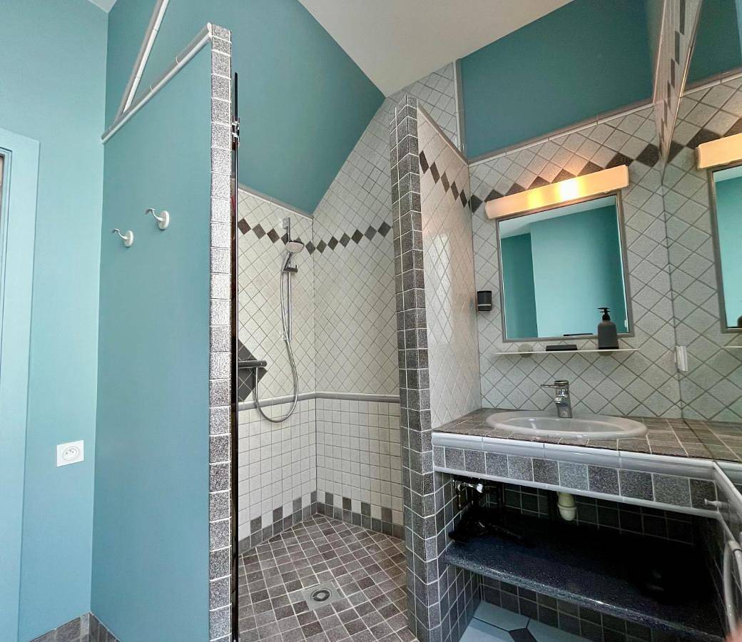 Double Room with Private External Bathroom in Reims, Marne
