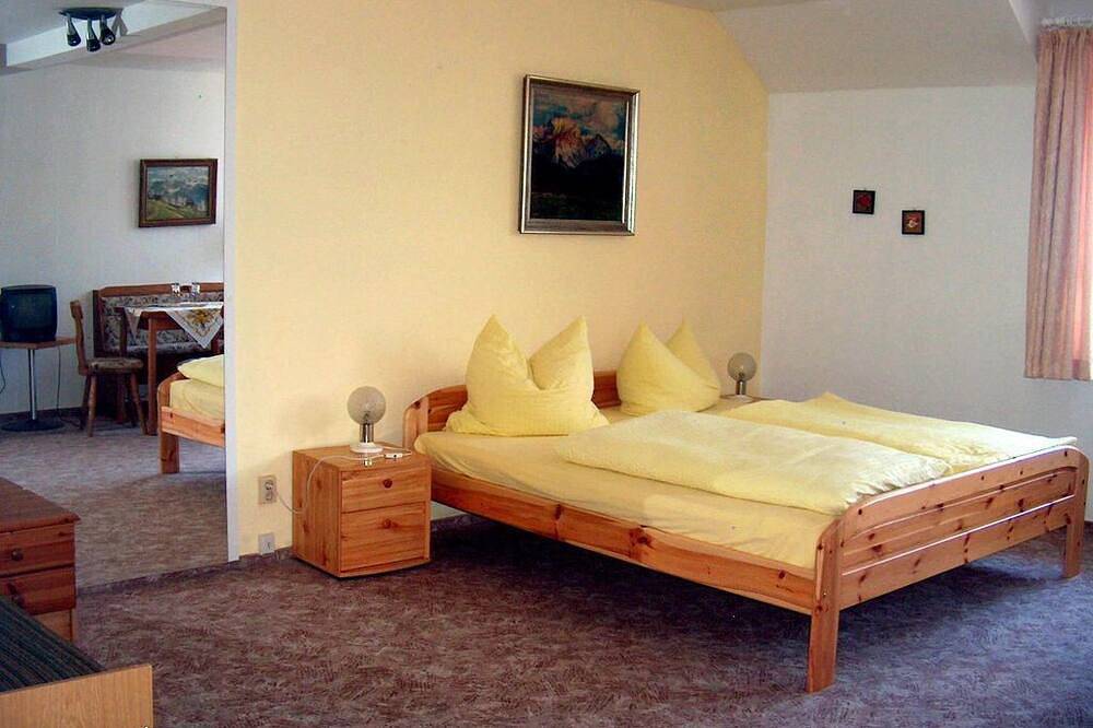 Pension & Restaurant Gockescher Hahn - Family room 2, shower, Wc in Pöhl, Chemnitz (region)