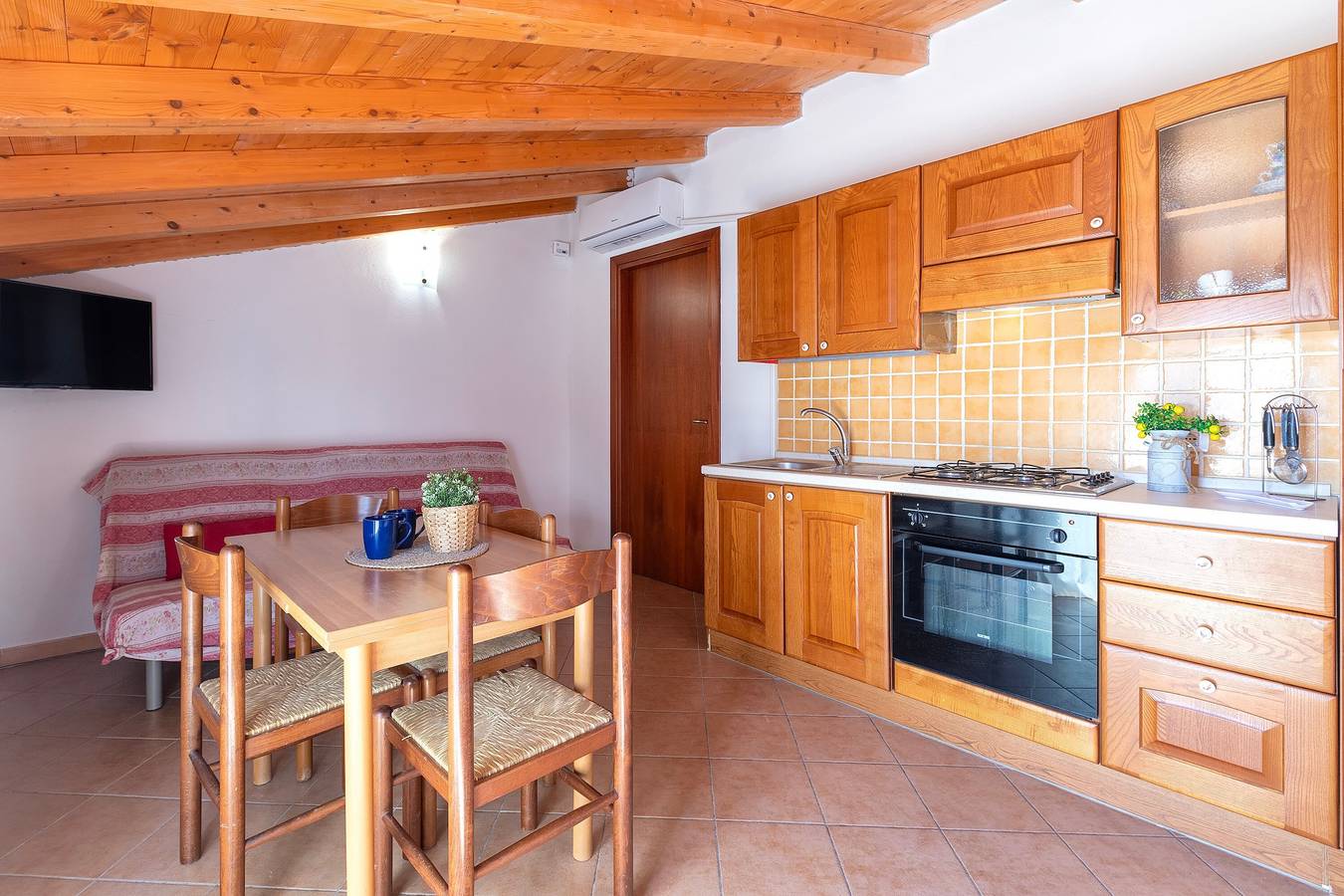 Appartement entier, Appartement 'Vista Porto Mansarda' avec terrasse partagée, Wi-Fi et climatisation in Trinità d'Agultu e Vignola, Olbia-Tempio