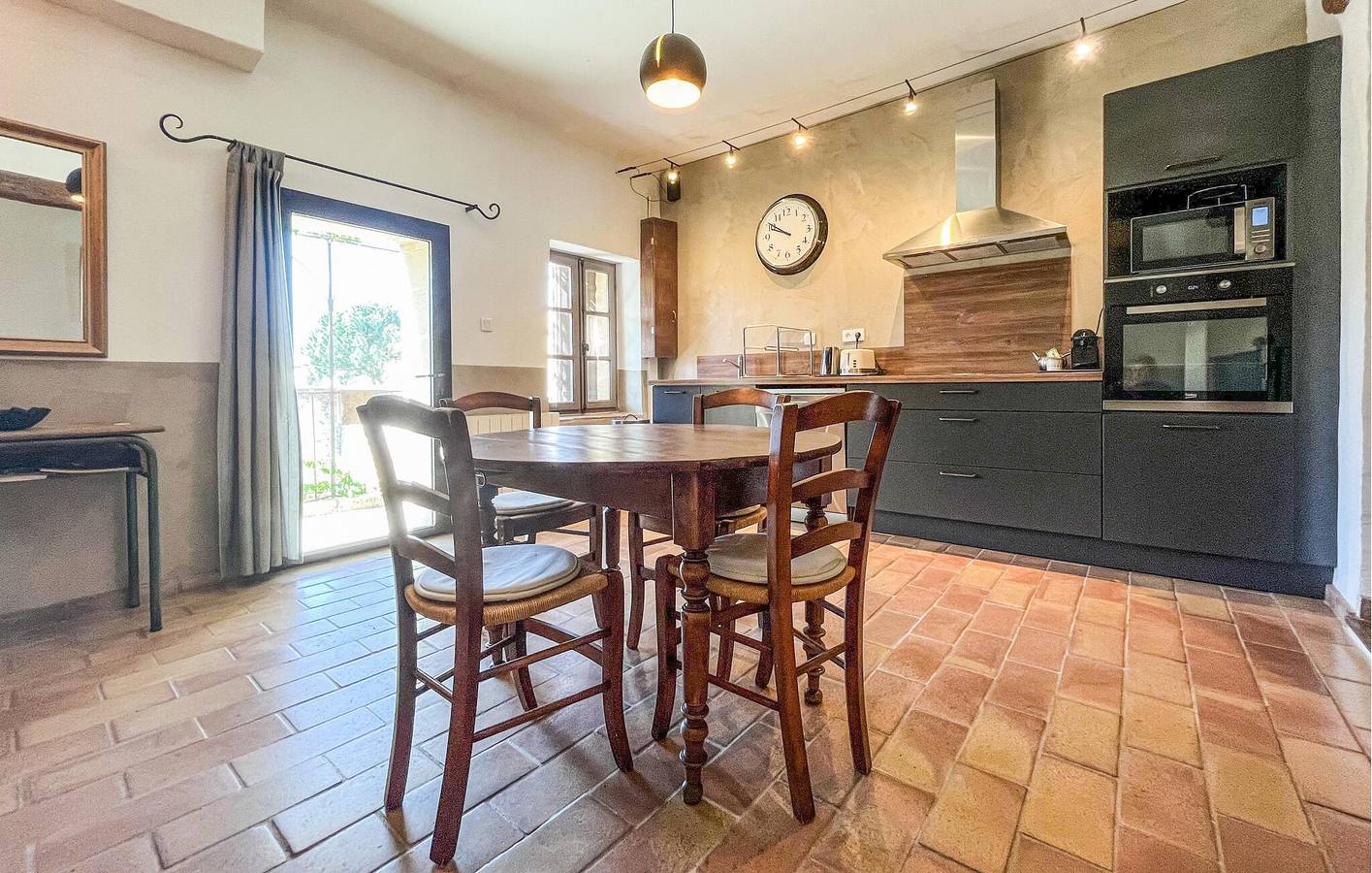 Charmant appartement de 150 m² près de Saint-Hilaire-d'Ozilhan, avec piscine et Wi-Fi in Saint-Hilaire-d'Ozilhan, Région de Nîmes