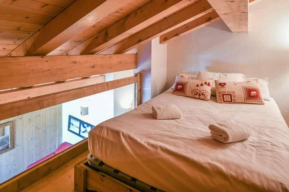 Entire apartment, 3-bedroom apartment, near slopes, 6 guests, balcony in Le Grand-Bornand, Annecy region