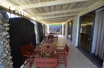 Maison d’hôte pour 3 personnes, avec piscine et jacuzzi ainsi que jardin et balcon dans Constanța