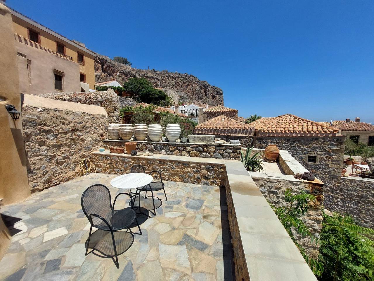 "Goulas" mit Blick auf das Wasser in Monemvasia, Peloponnes