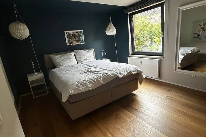 Ganze Wohnung, Ruheoase in Zentrumsnähe: Stilvolle Gartenwohnung, 2 Schlafzimmern, top Öpnv in Eller-Düsseldorf, Düsseldorf