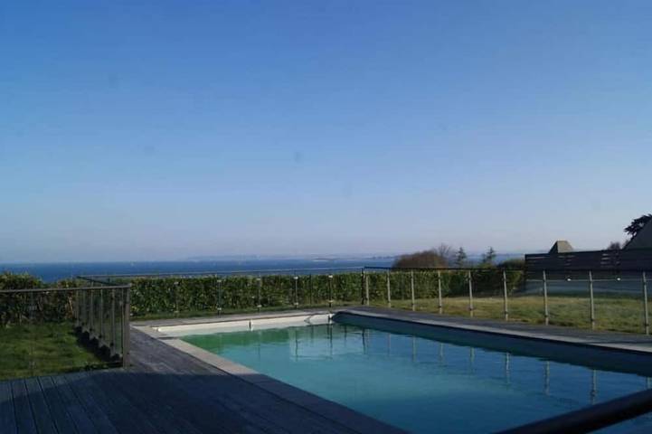 Location de vacances pour 4 personnes, avec terrasse ainsi que jardin et piscine dans Plage De Kersaliou