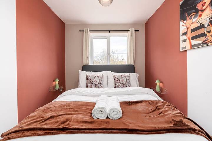 Perfect Booking | 3 Bed & Spacious Parking in Churchdown, Gloucestershire