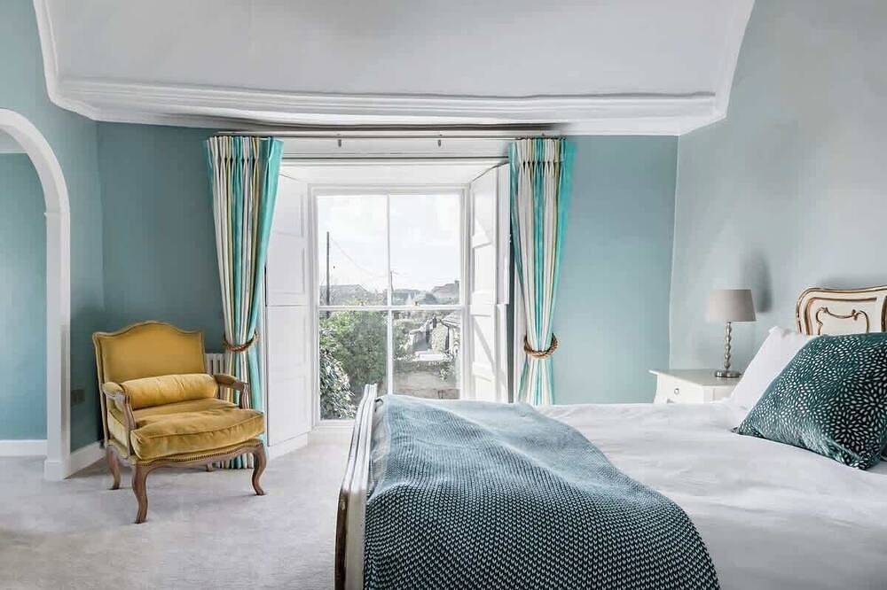 Grade Ii Listed 17th-Century Rectory with Sea Views in Cornwall
