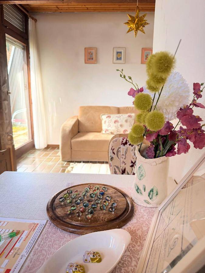 Ferienwohnung für 3 Personen, mit Terrasse und Garten sowie Ausblick in Sonnenbühl - 2