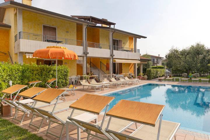 Appartamento intero, Appartamento Gigli con Giardino con piscina condivisa, Wi-Fi e aria condizionata in Lazise, Prealpi Gardesane