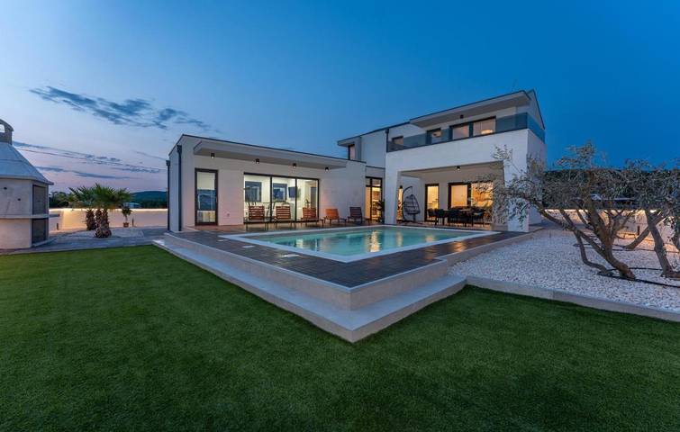 Villa pour 8 personnes, avec terrasse et sauna ainsi que vue et piscine à Turanj