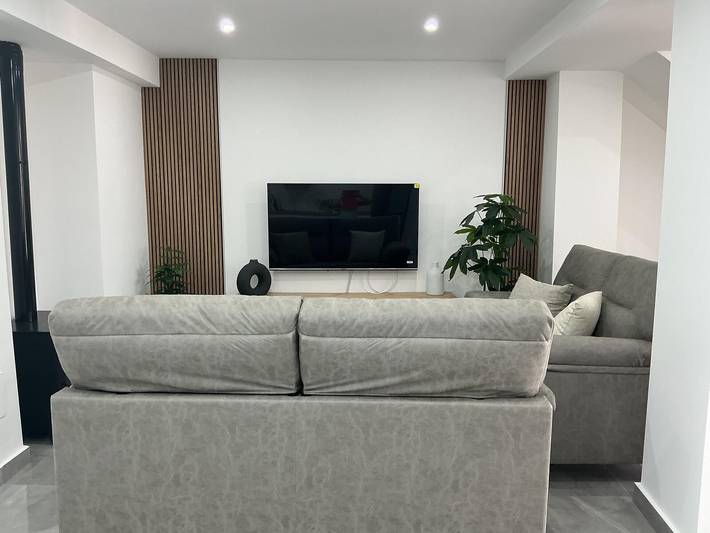 Casa vacacional 'Aleda' con terraza privada y Wi-Fi in Cuevas del Becerro, Provincia de Málaga