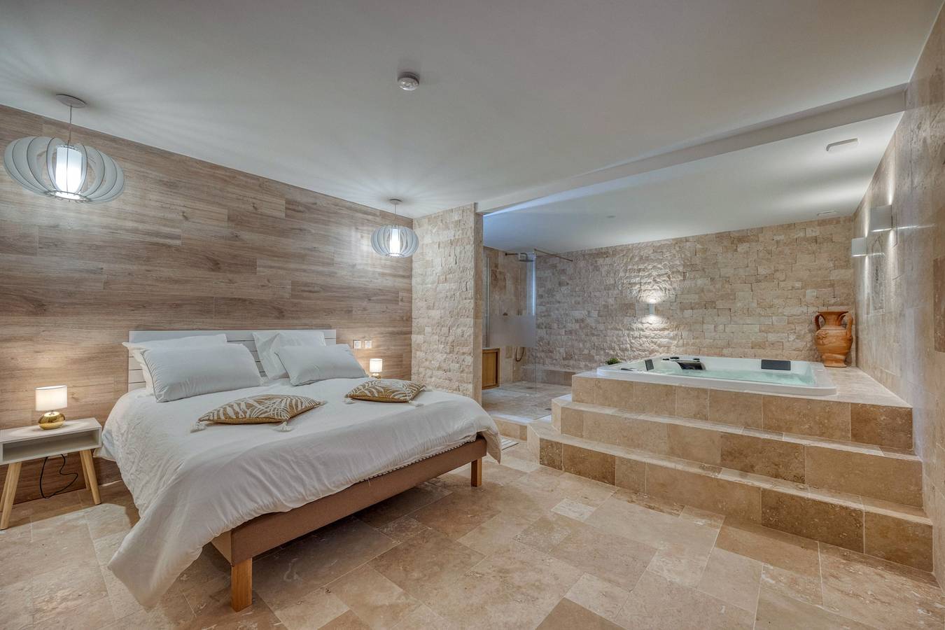 Luxurious Romantic Suite with Spa, Wi-Fi, and Air Conditioning in L'Isère, Isère
