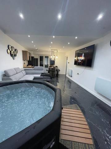 Gîte pour 4 personnes, avec terrasse et jacuzzi à Salies-de-Béarn