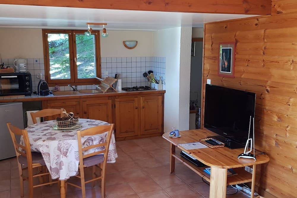Appartement de  37 m2 dans Rdc chalet vue lac plein sud in Puy-Sanières, Parc national des Écrins