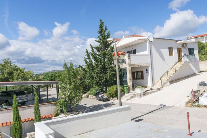 Ferienwohnung für 4 Personen, mit Terrasse und Ausblick in Primosten