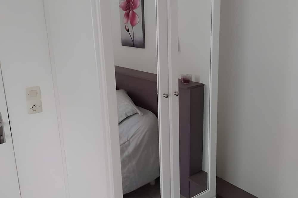 Chambre d’hôtes « Le Four à Pains - Chambre Charlotte » avec terrasse, jardin et Wi-Fi in Augy-sur-Aubois, Saint-Amand-Montrond