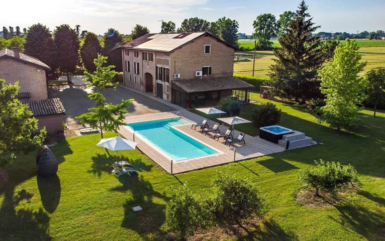 Casa vacanza per 7 persone, con Idromassaggio e Terrazza nonché Giardino e Piscina a Castelfranco Emilia