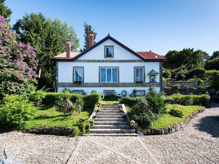 Chalet para 12 personas, con Balcón y Terraza además de Jardín y Piscina en Rias Baixas