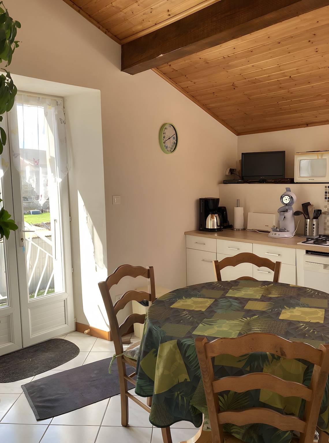 Ferienhaus „Gîte Des 4 Lacs“ mit Bergblick, privater Terrasse und Wlan in Vertamboz, Französischer Jura