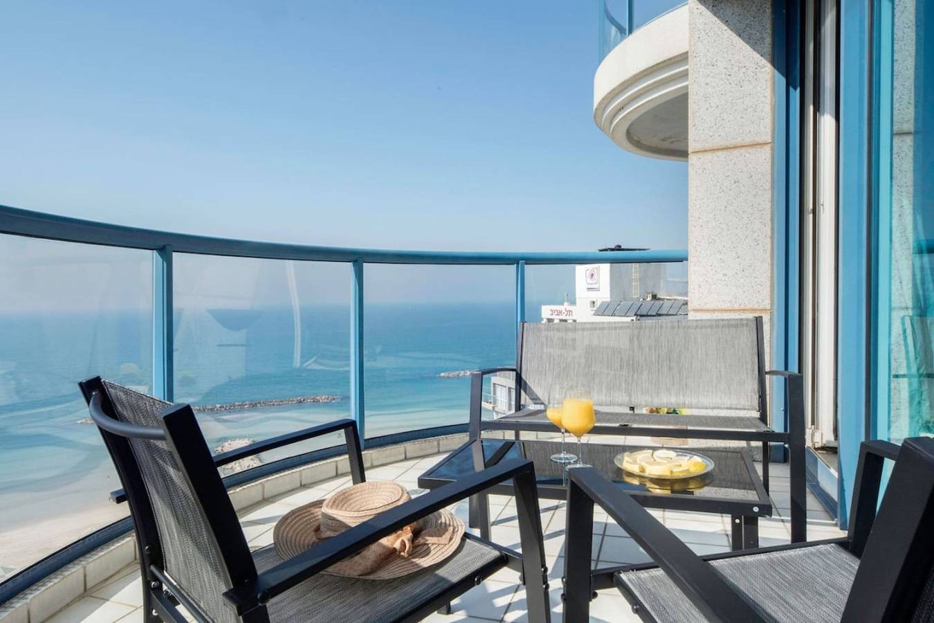 Entire apartment, Luxury 2Br Apt w Balcony 2 min Walk from Beach in Tel Aviv, Tel Aviv District